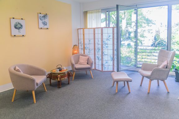 Praxisraum Praxisraum zum Hinterhof