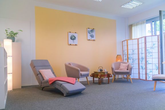 Praxisraum Praxisraum zum Hinterhof